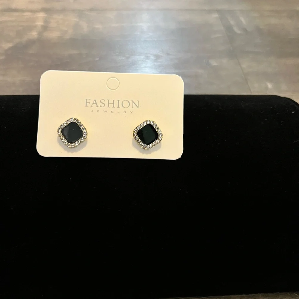 Pair‎ of Fashion Jewelry Earrings NEW